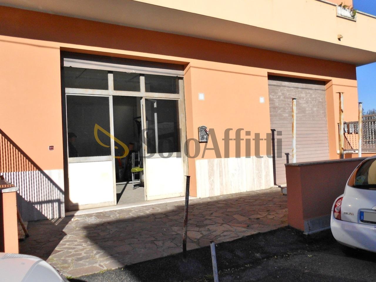 Affitto 2 vetrine, Fiumicino foto