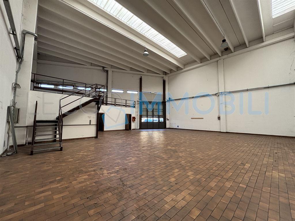 Affitto Capannone, Lecco foto