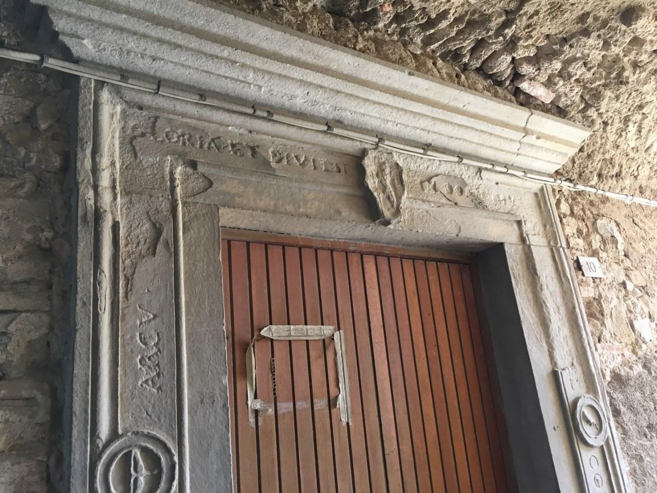 Vendita Pentavani, Follo foto