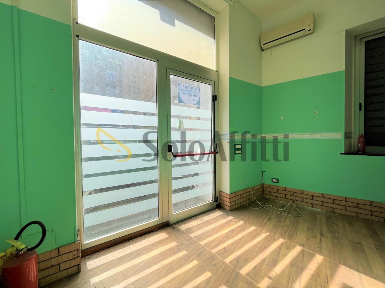 Affitto 1 vetrina, Catanzaro Affitto 1 vetrina, Catanzaro foto