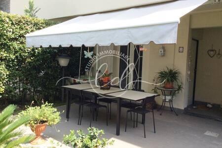 Vendita Quadrivani, Pietrasanta foto