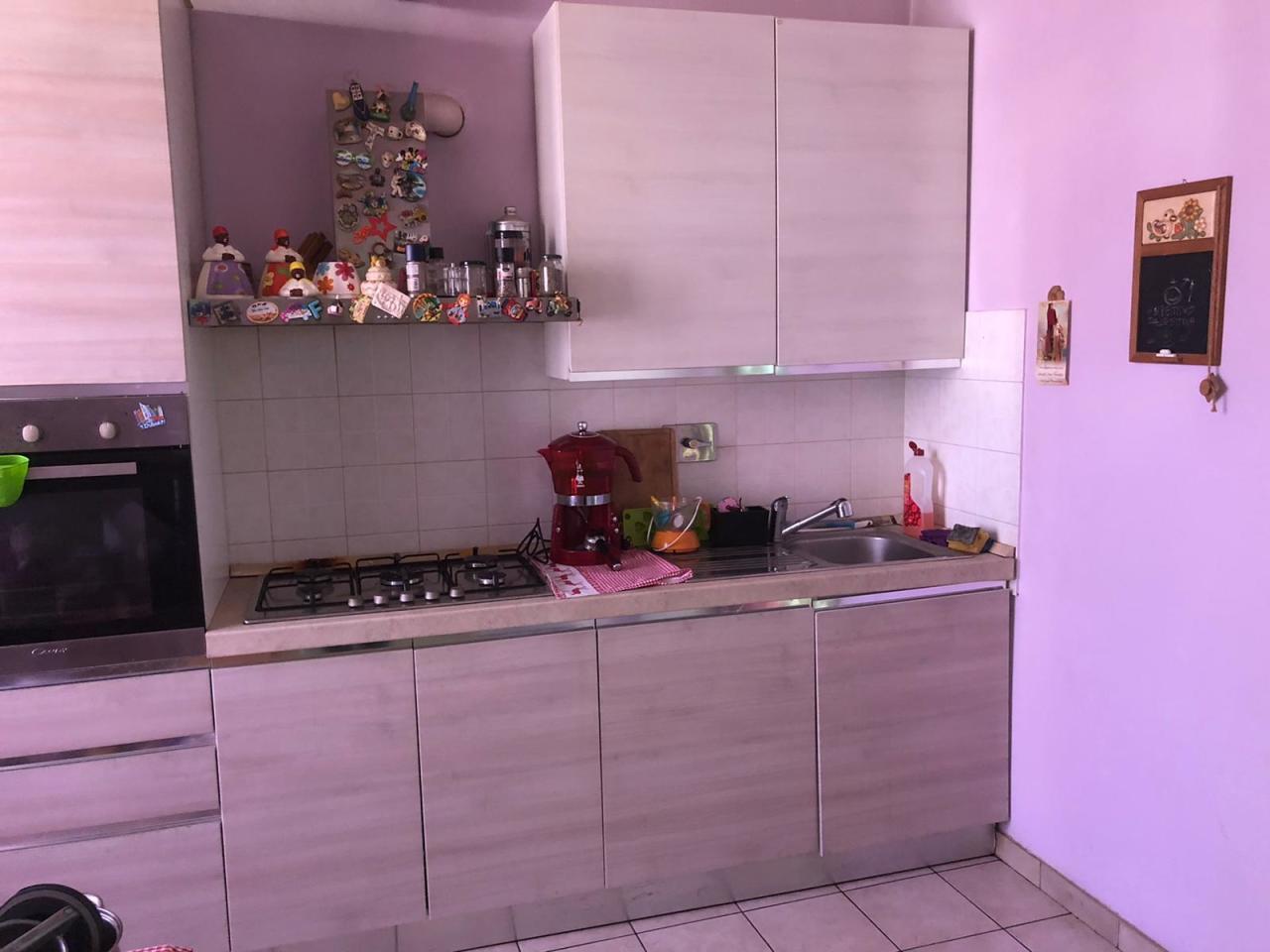 Vendita Esavani, Follo foto