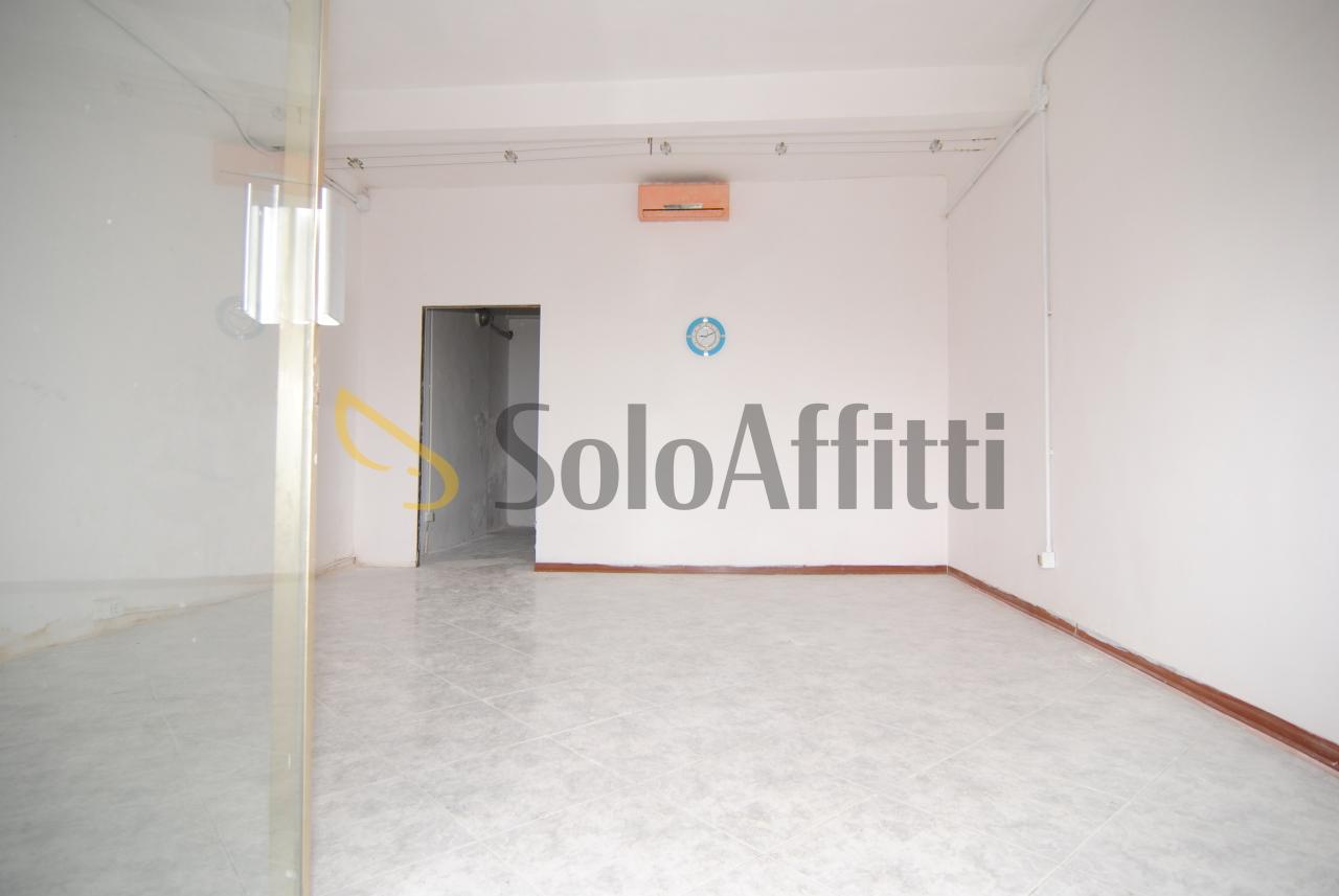 Affitto 1 vetrina, Livorno foto