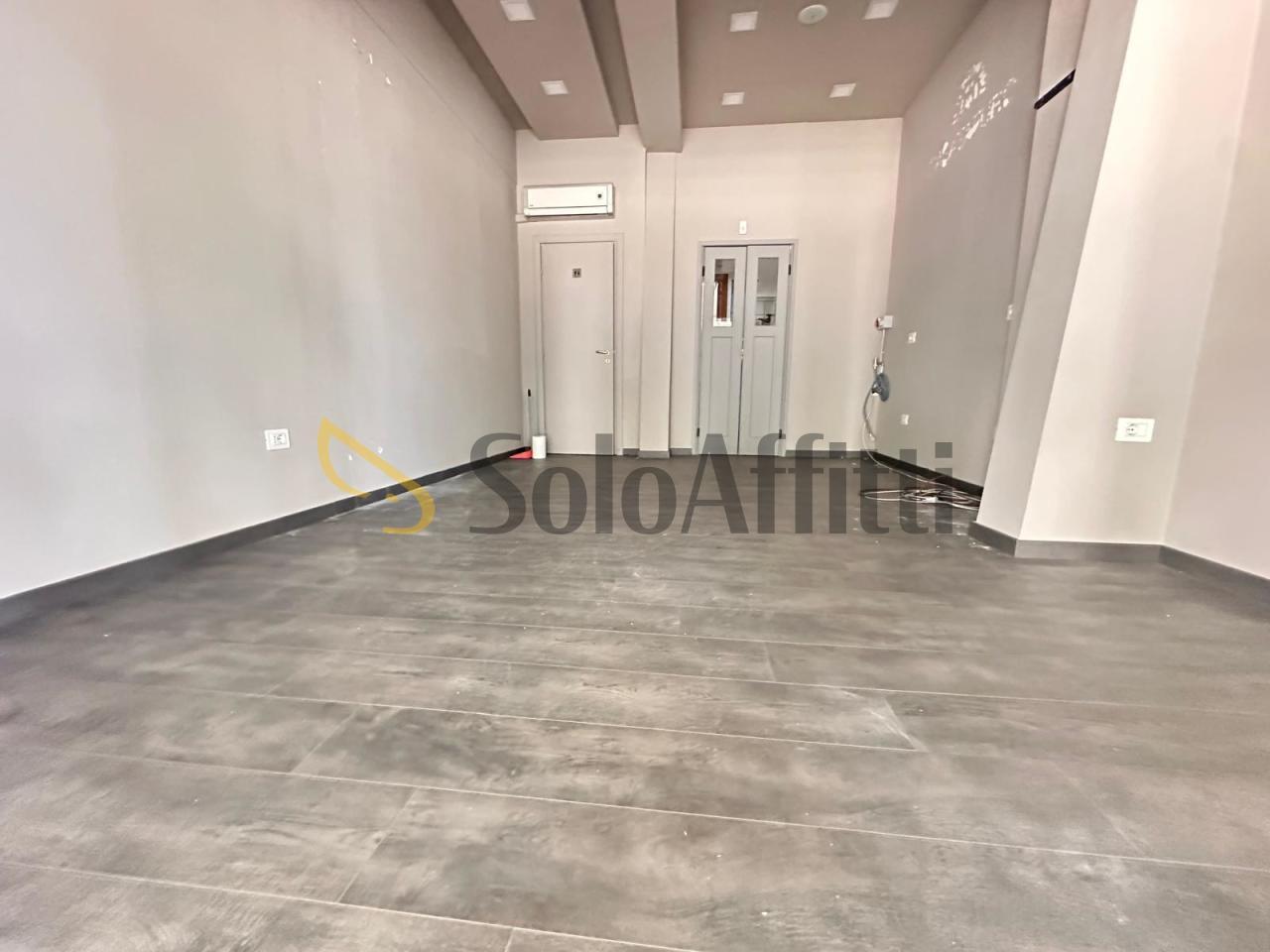 Affitto 1 vetrina, Caserta foto