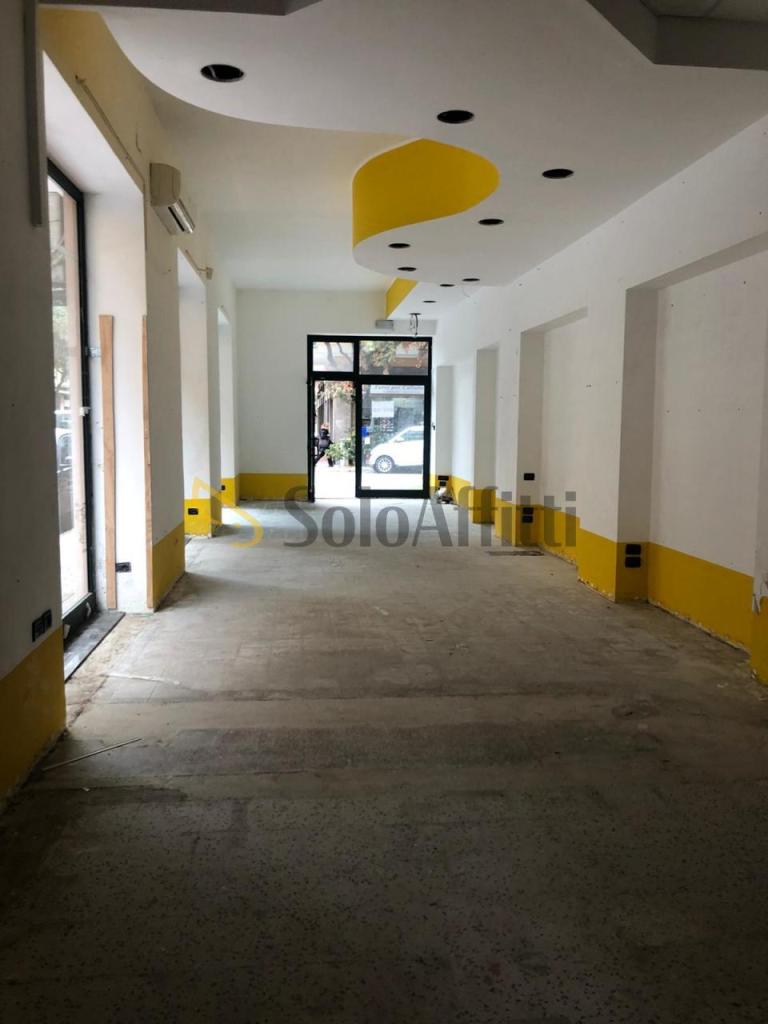 Affitto 5 vetrine, Pescara foto