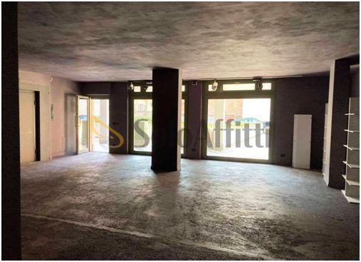 Affitto 2 vetrine, Chieri foto