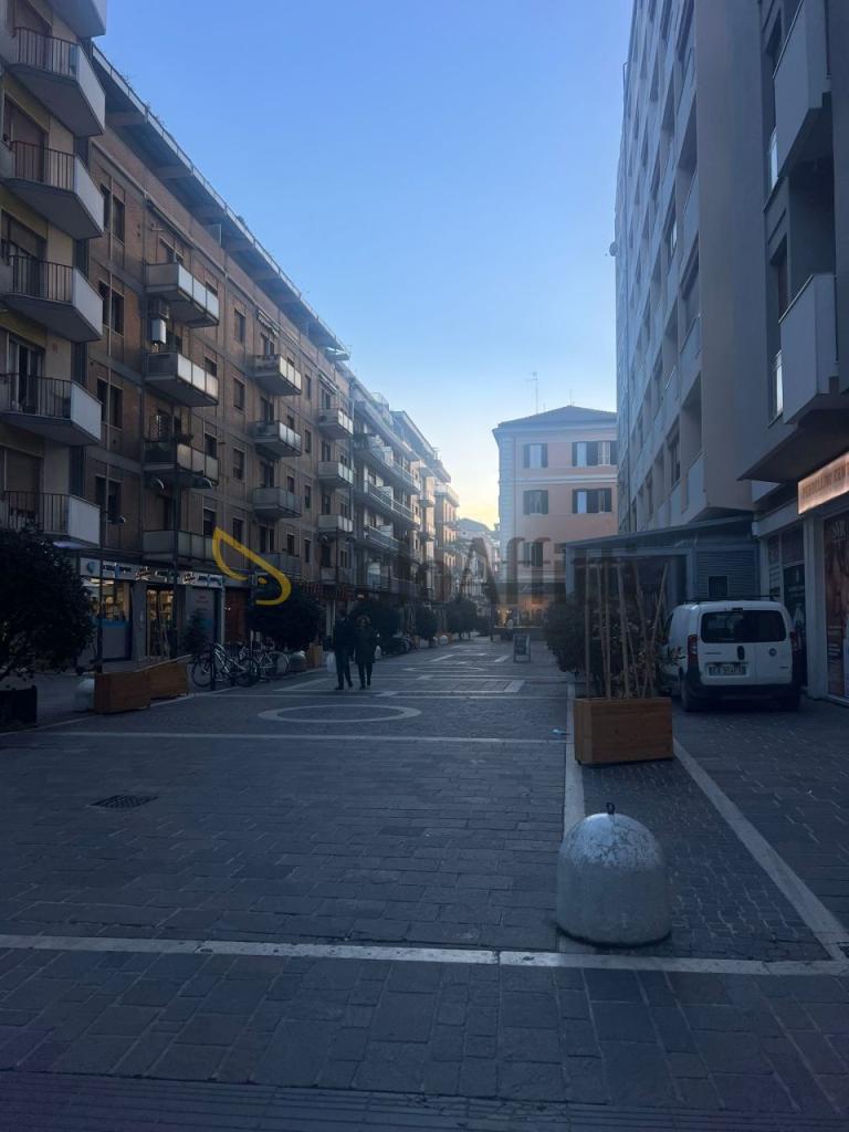 Affitto 2 vetrine, Pescara foto