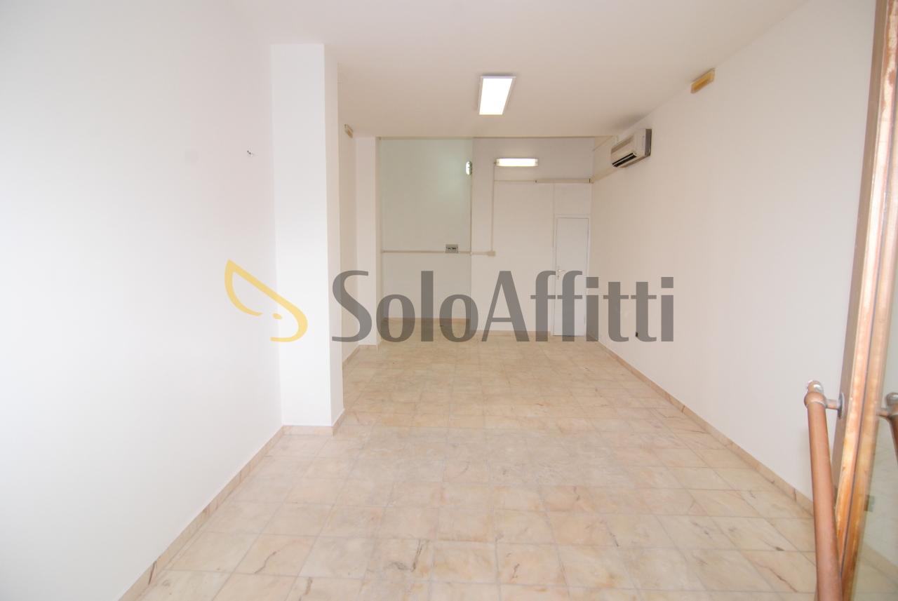 Affitto 1 vetrina, Livorno foto
