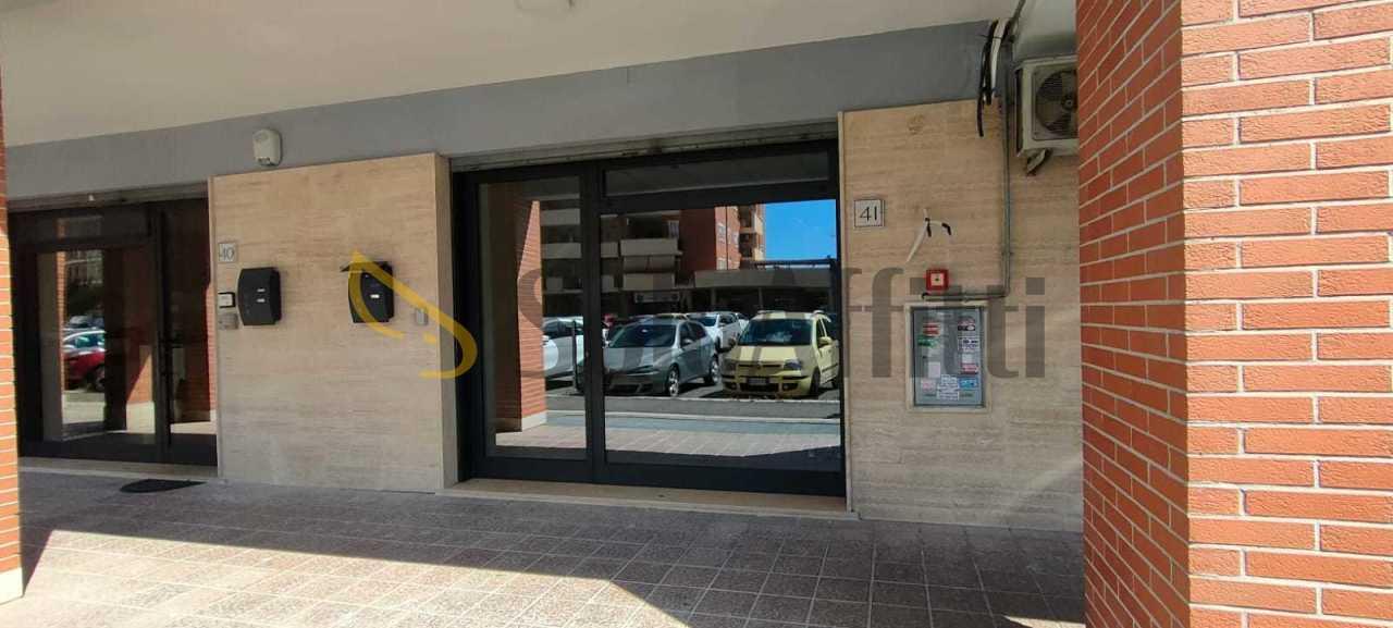 Affitto 2 vetrine, Roma Affitto 2 vetrine, Roma foto