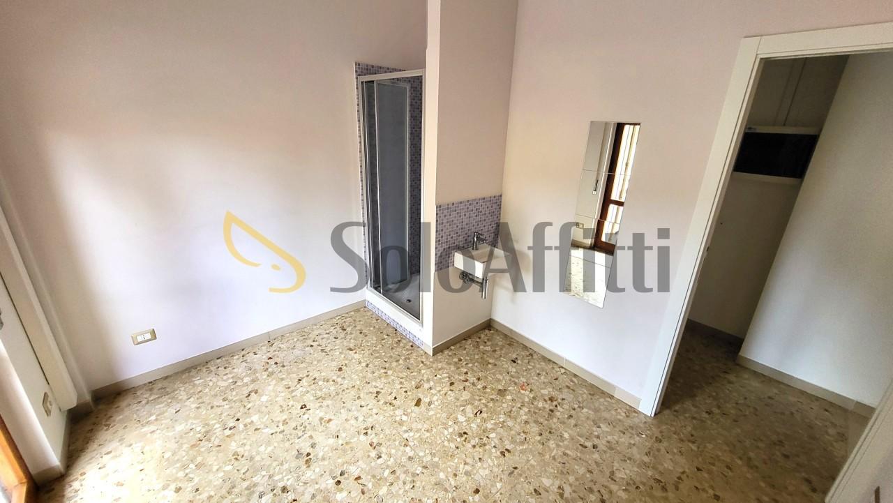 Affitto 1 vetrina, Senigallia foto