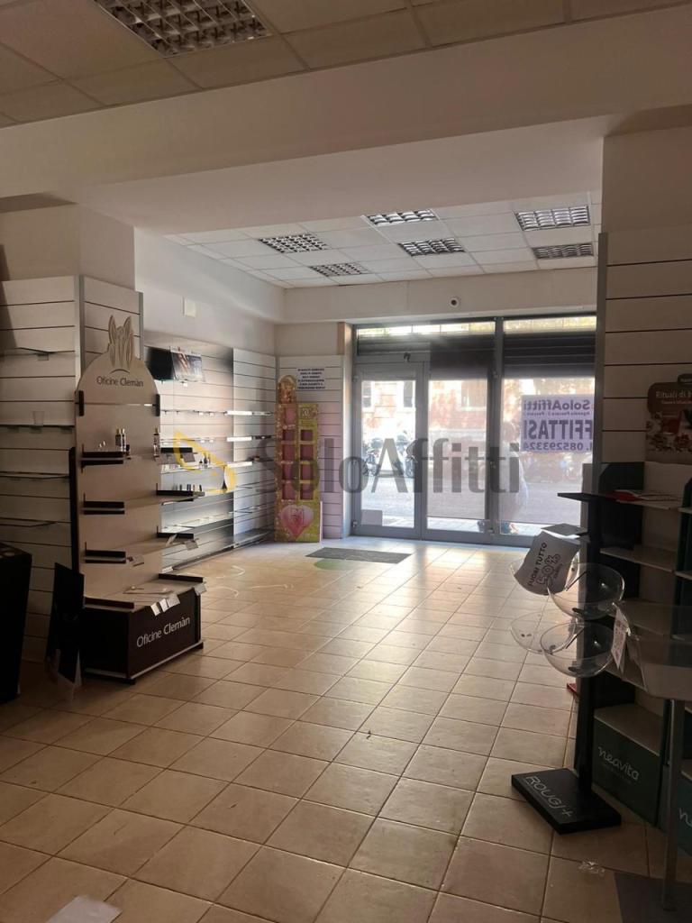 Affitto 1 vetrina, Pescara foto