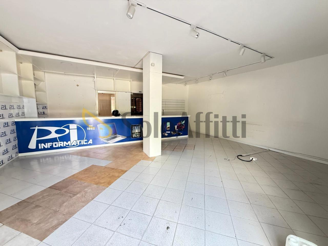 Affitto 2 vetrine, Caserta foto