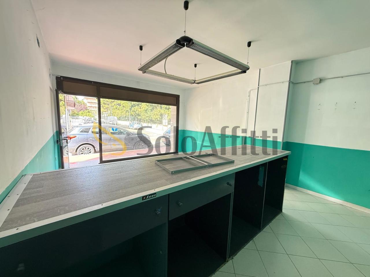 Affitto 1 vetrina, Caserta foto