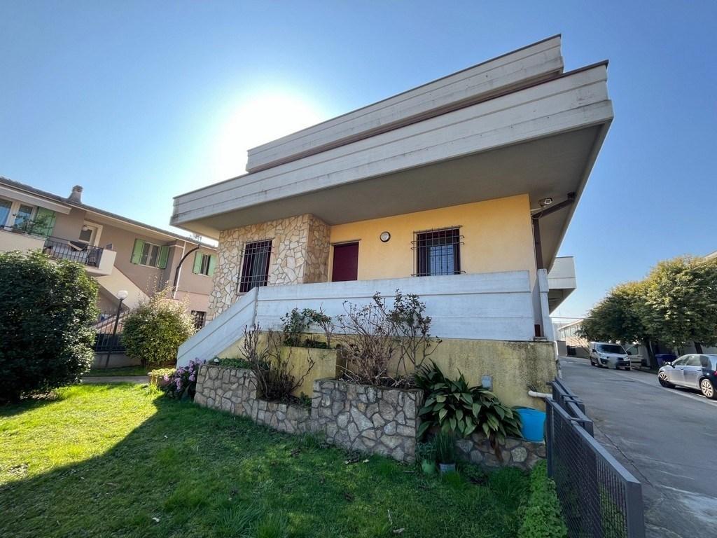 Vendita Villa, Flero foto