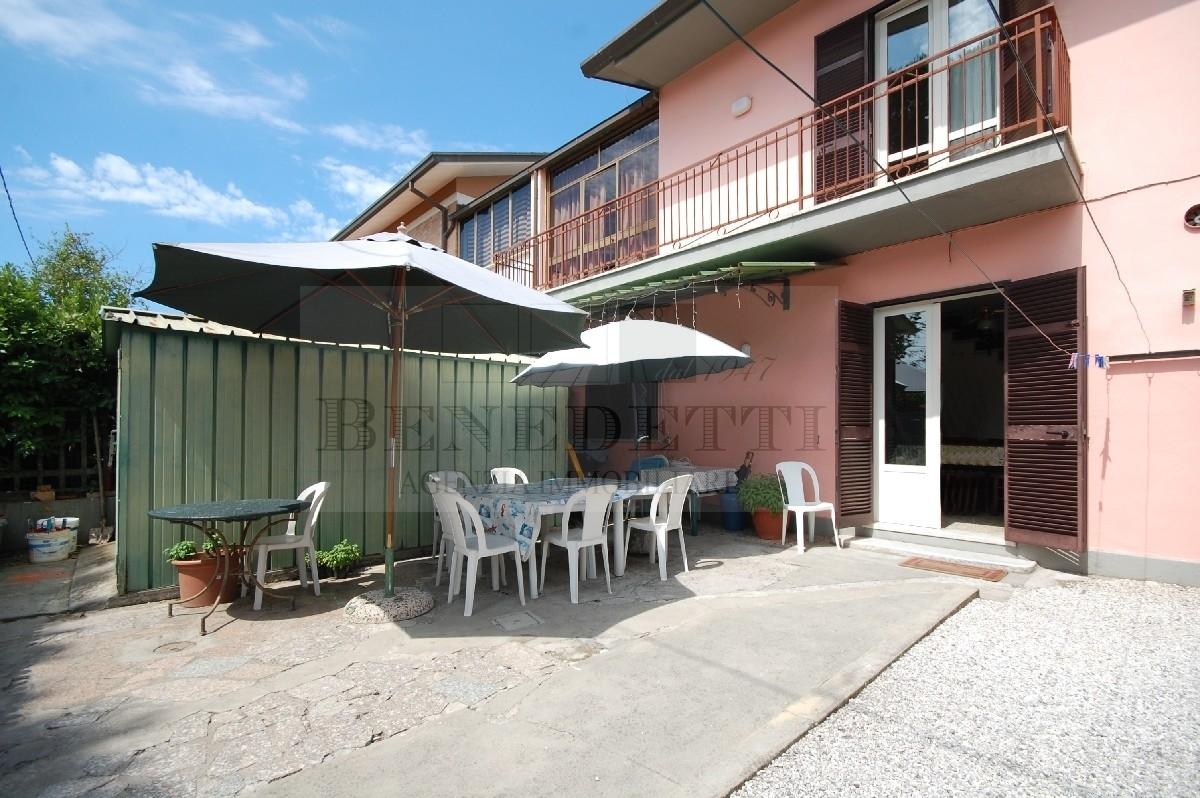 casa indipendente in vendita a Pietrasanta in zona Vignone