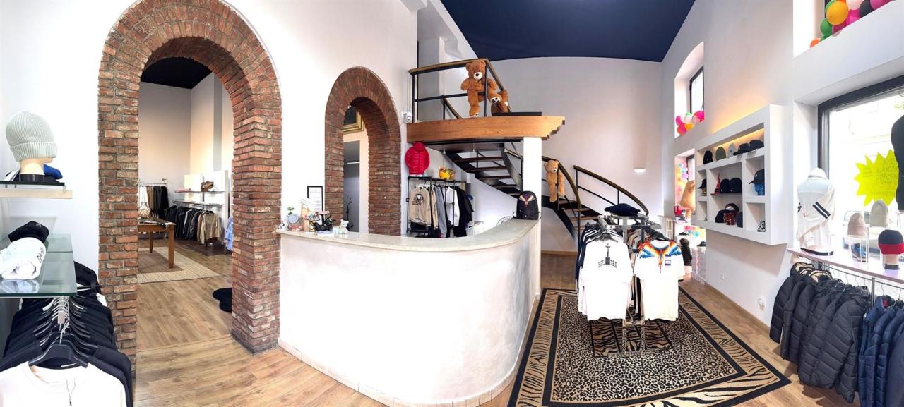 Vendita Abbigliamento, Monza foto