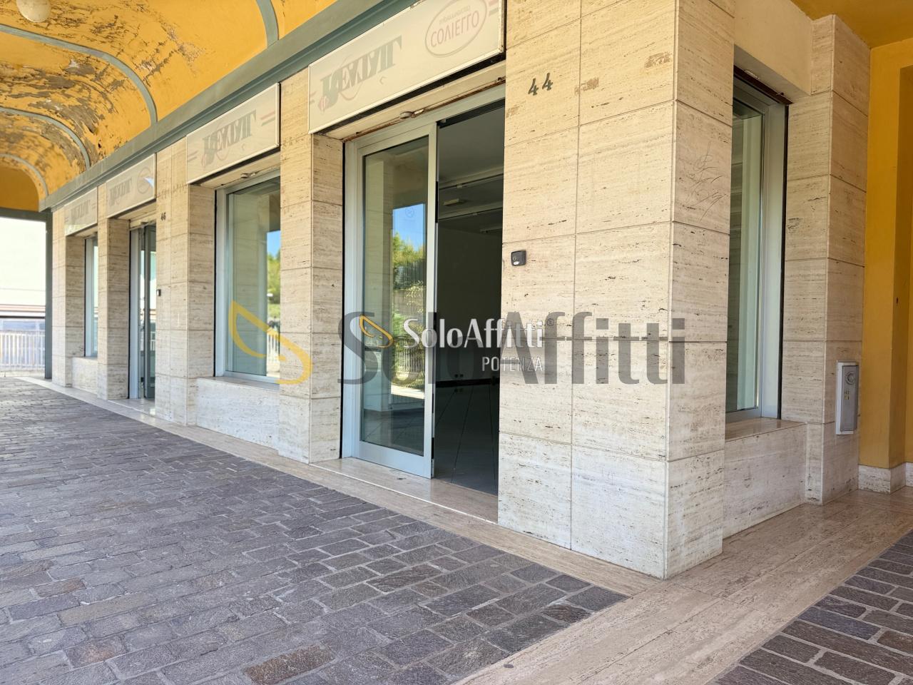 Affitto Oltre 5 vetrine, Potenza foto