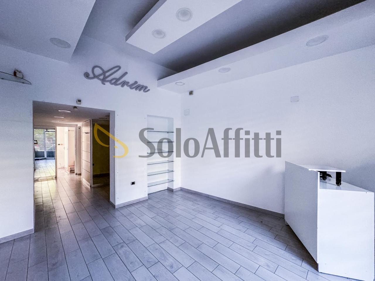Affitto 1 vetrina, Napoli foto