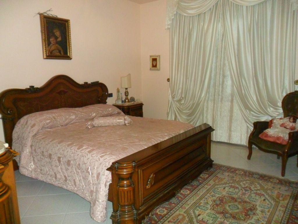 Vendita Esavani, Luni foto