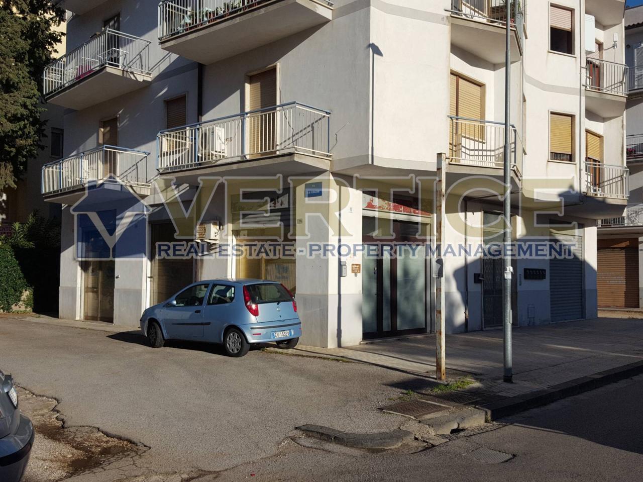 Affitto Locale commerciale, Fondi foto