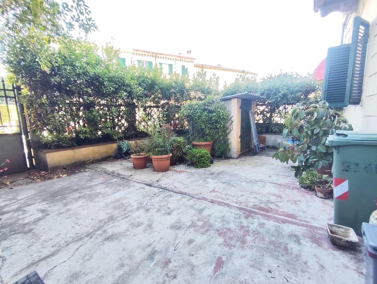 Vendita Esavani, Lucca foto