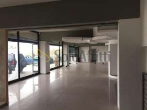 Affitto 5 vetrine, Chieri