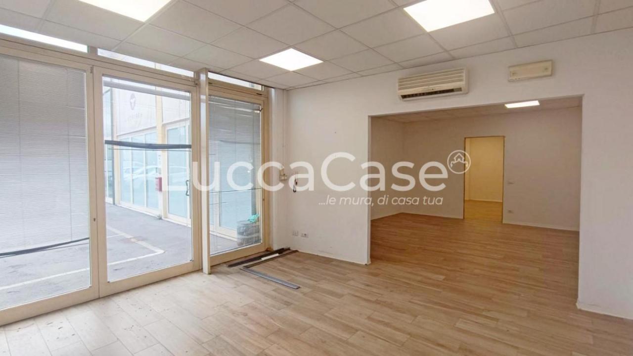 Affitto Locale commerciale, Lucca foto