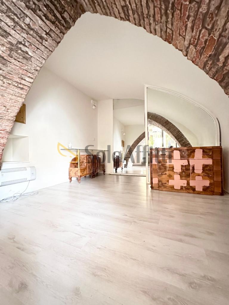 Mieten 2 vetrine, Faenza foto