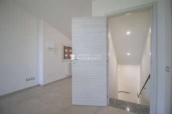 Mieten Trivani, Ello