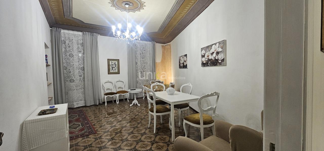 Mieten Esavani, Jesi foto