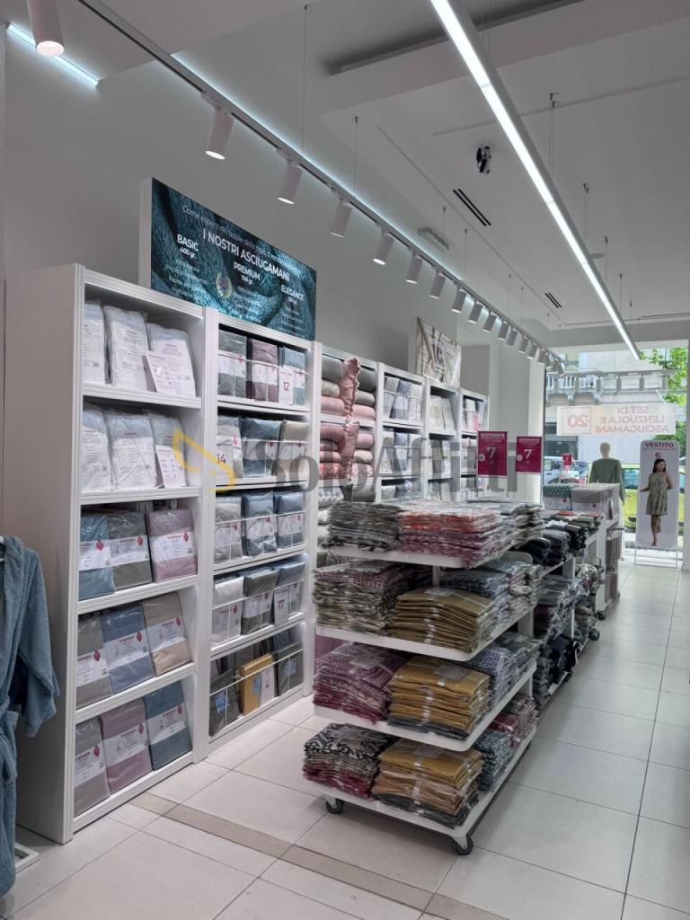 Affitto 3 vetrine, Pescara foto