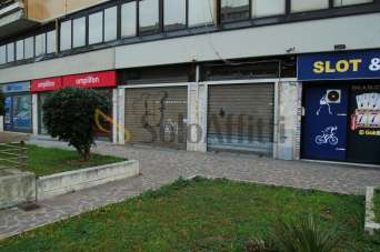 Affitto 2 vetrine, Roma