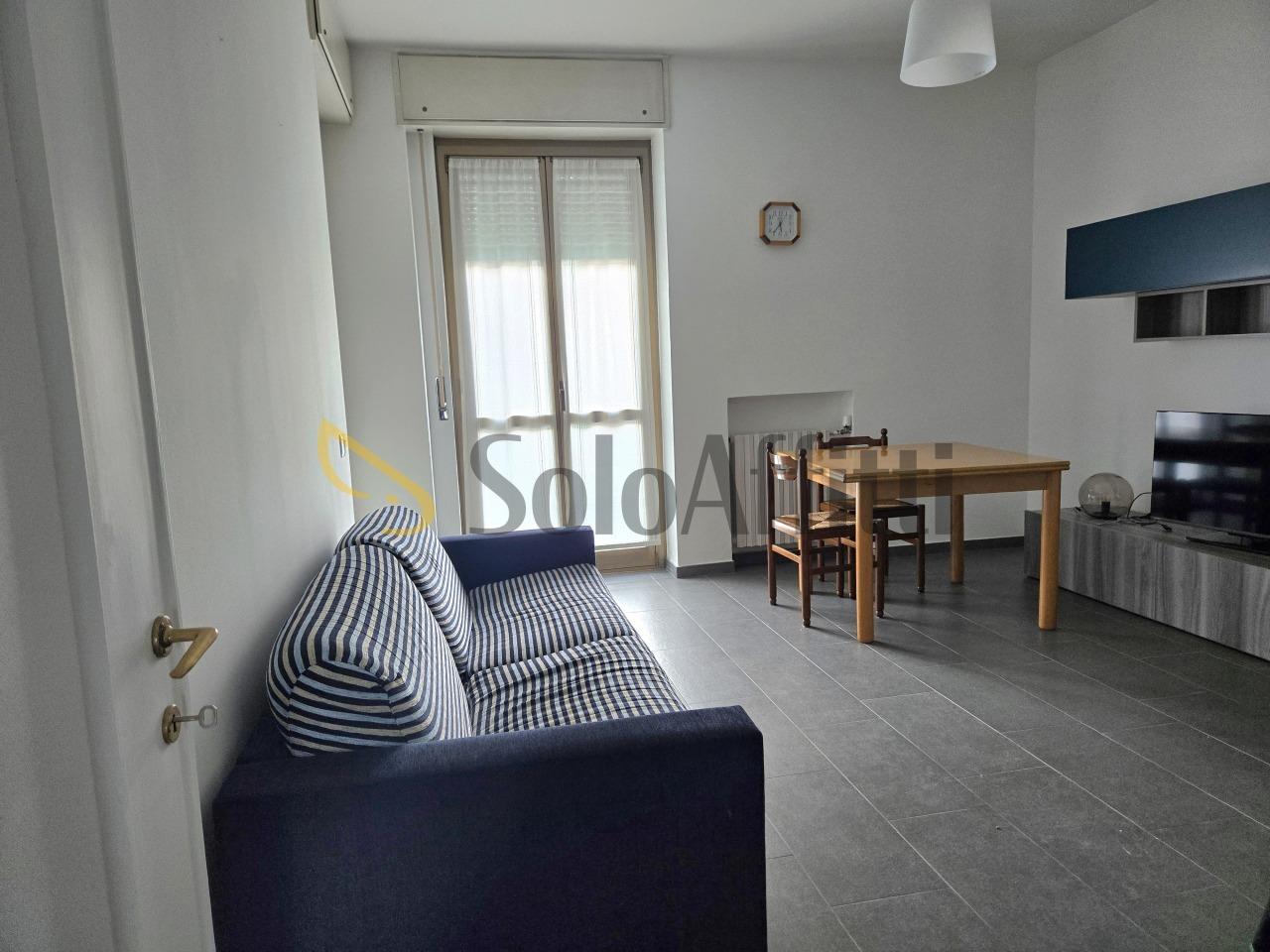 Renta Dos habitaciones, Milano foto