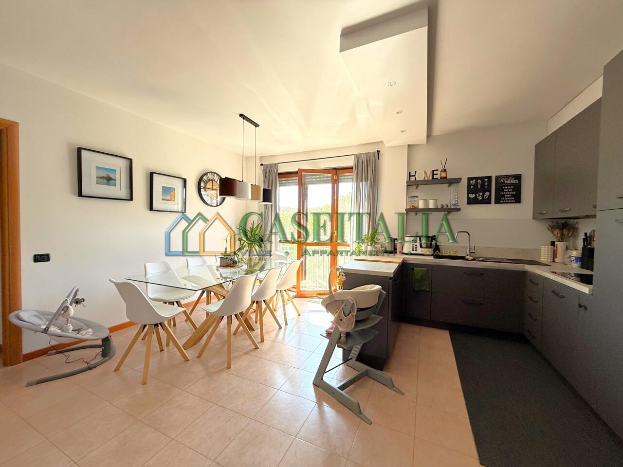 Verkauf Vier zimmer, Banchette foto