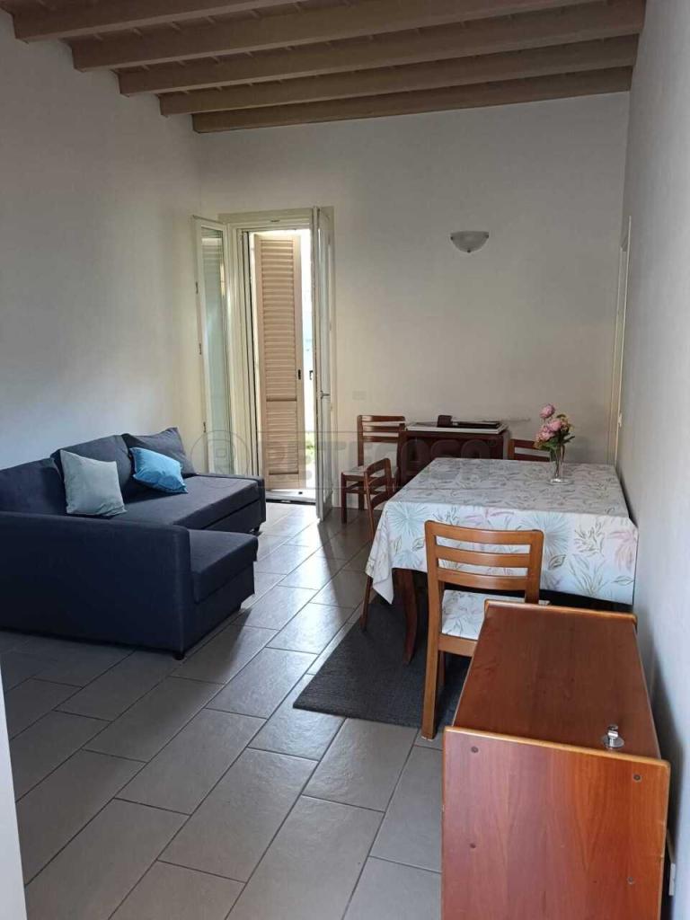 Mieten Zwei zimmer, Crema foto