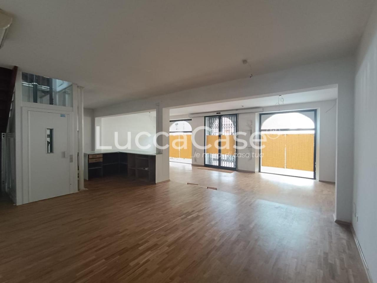 Venta Locale commerciale, Lucca foto