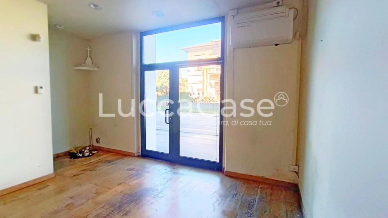 Affitto Locale commerciale, Lucca foto