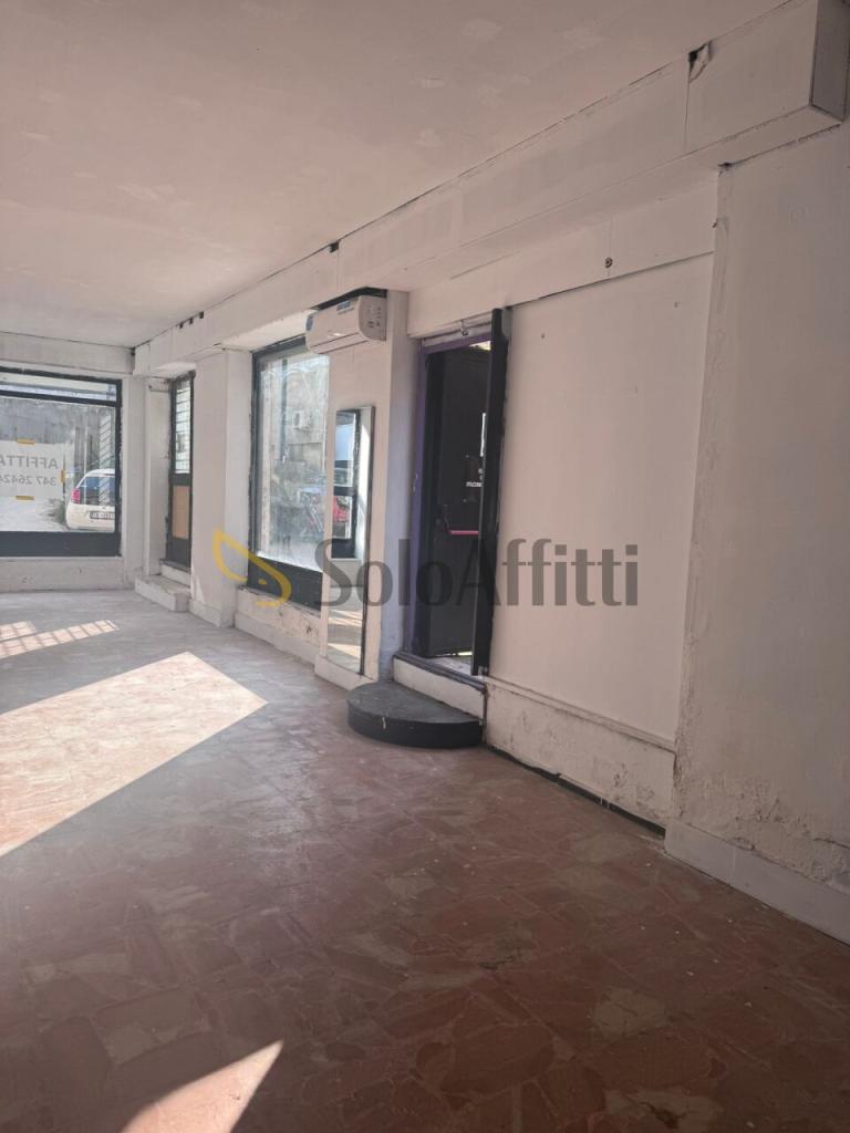 Affitto 5 vetrine, Pescara foto