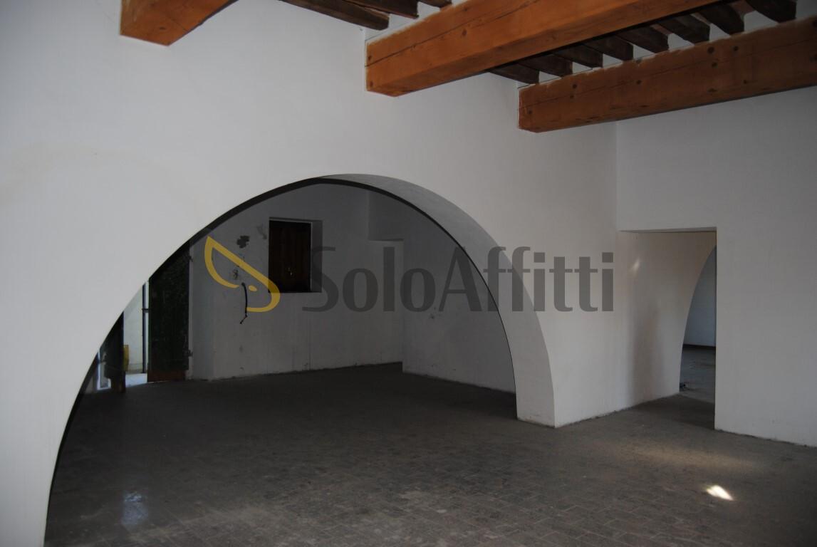 Affitto 1 vetrina, Livorno foto