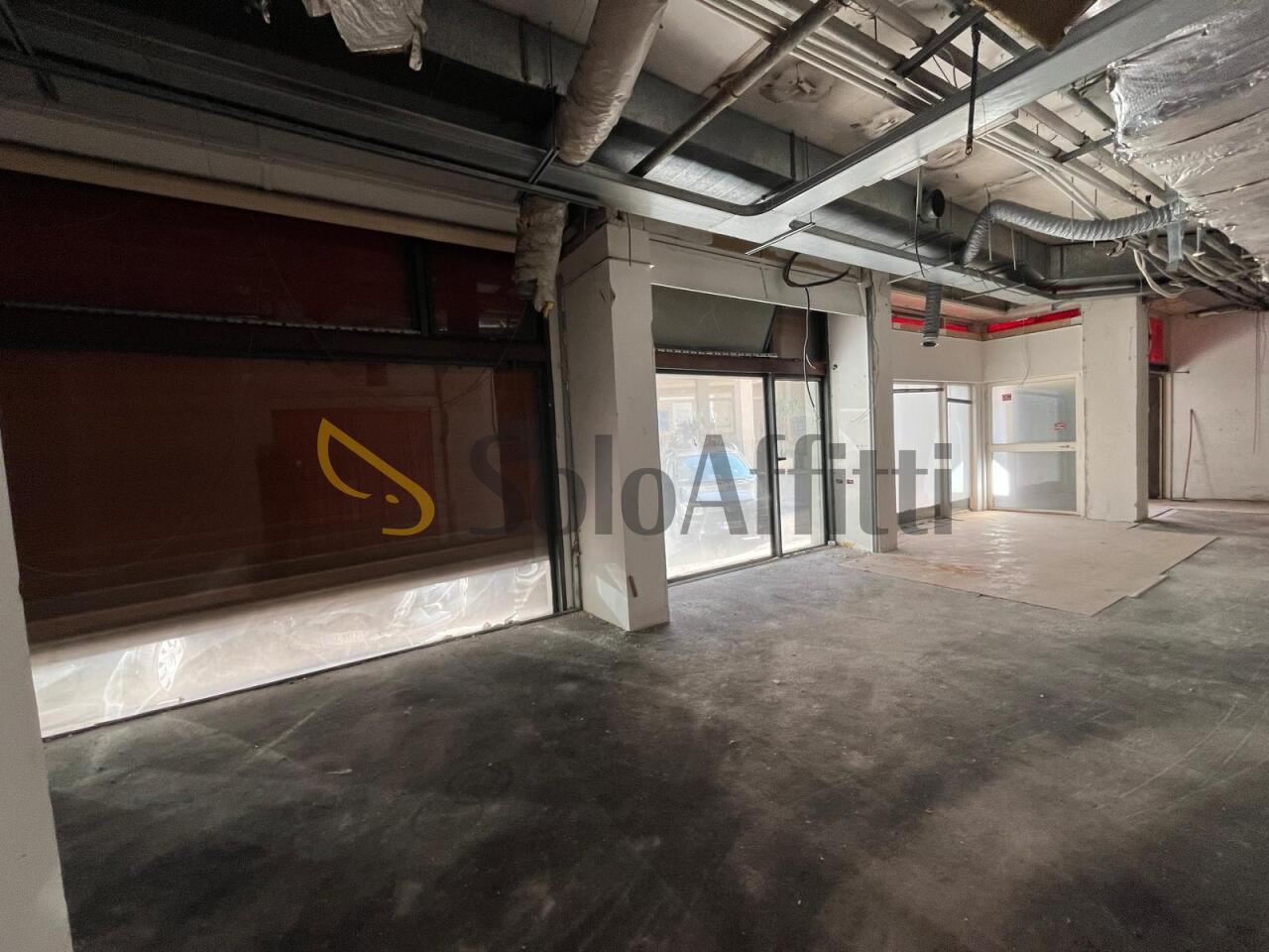 Affitto Oltre 5 vetrine, Napoli foto