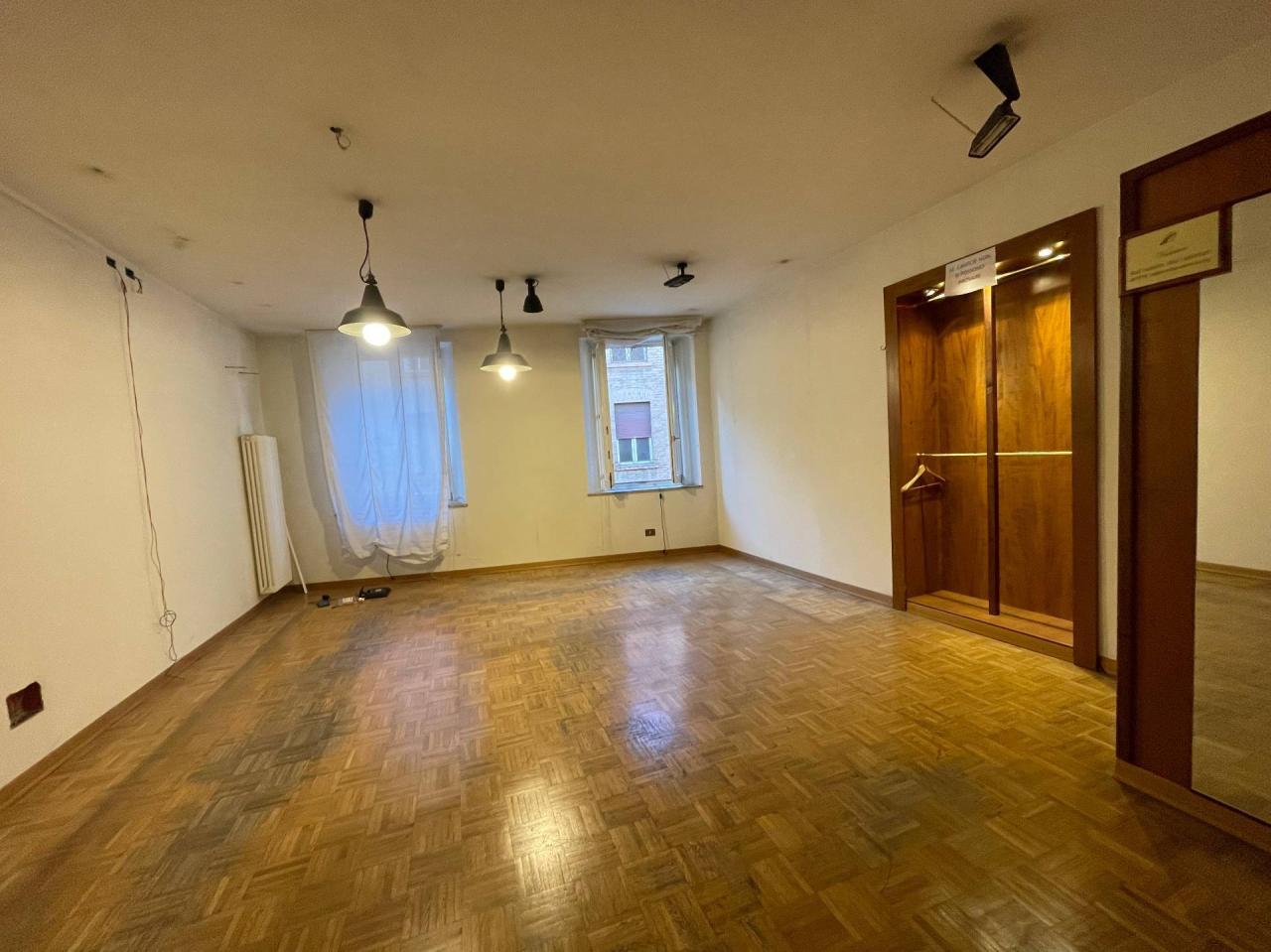 Affitto Negozio, Ferrara foto