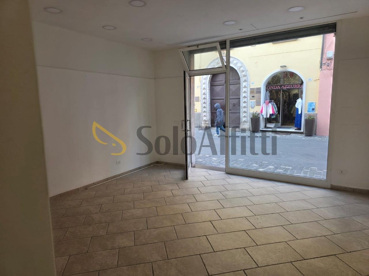 Affitto 1 vetrina, Rimini foto