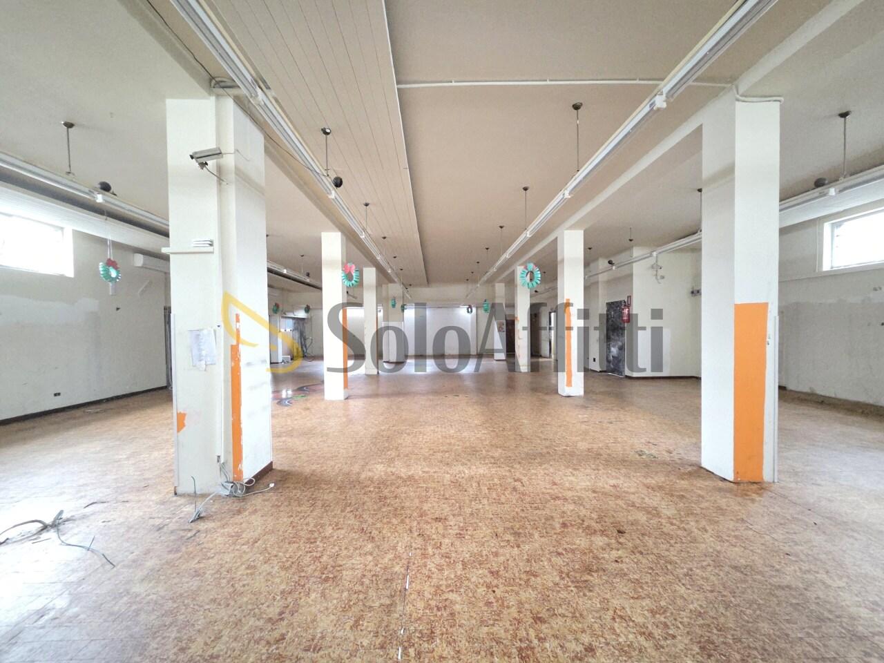 Affitto 3 vetrine, Limbiate foto