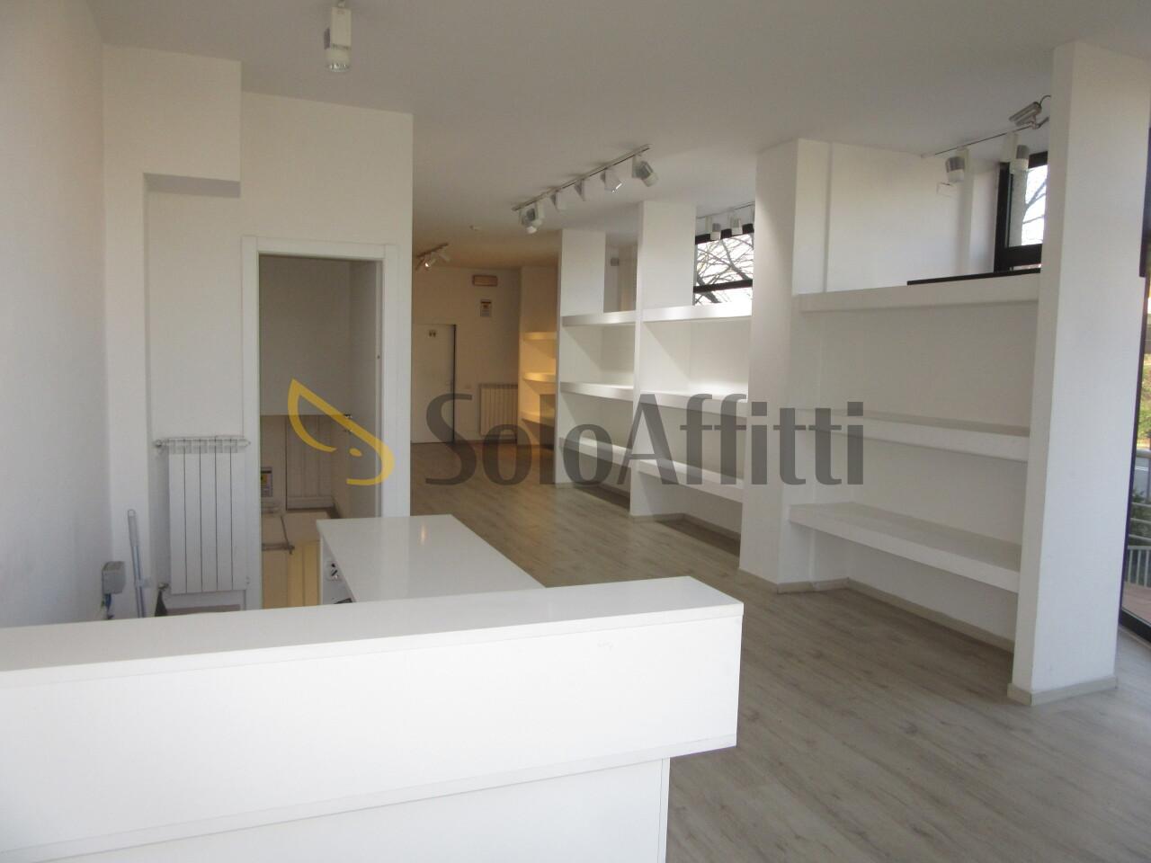 Affitto 5 vetrine, Sesto Fiorentino foto