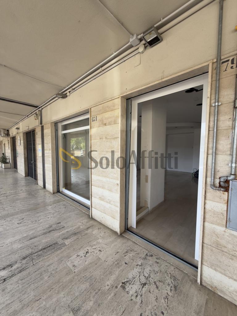 Affitto 2 vetrine, Potenza foto