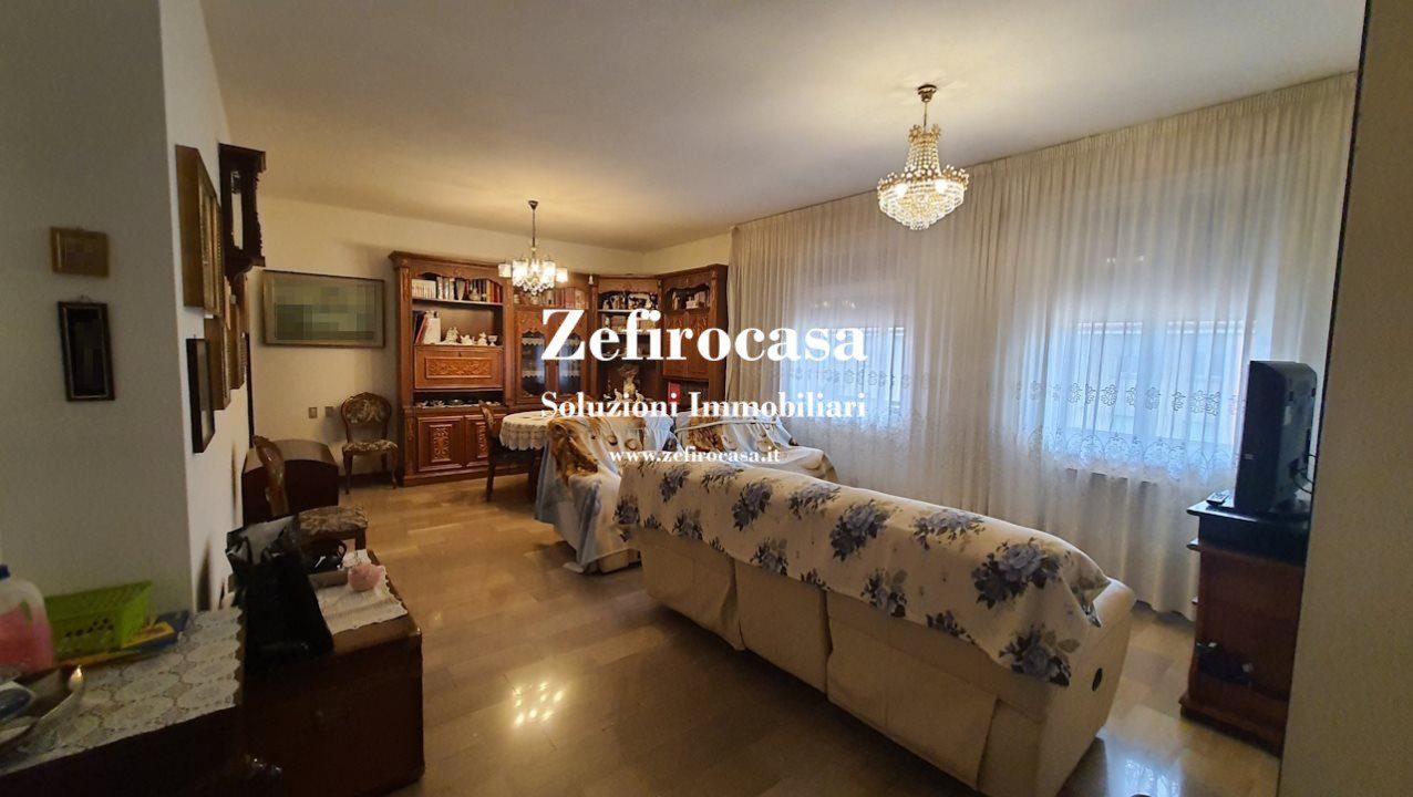 Vendita Esavani, Cento foto