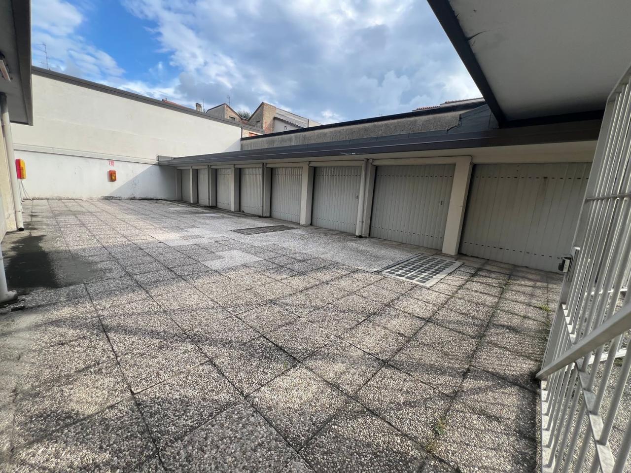 Vendita Garage e posti auto, Seregno foto