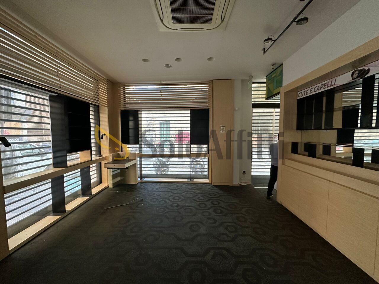 Affitto Oltre 5 vetrine, Napoli foto