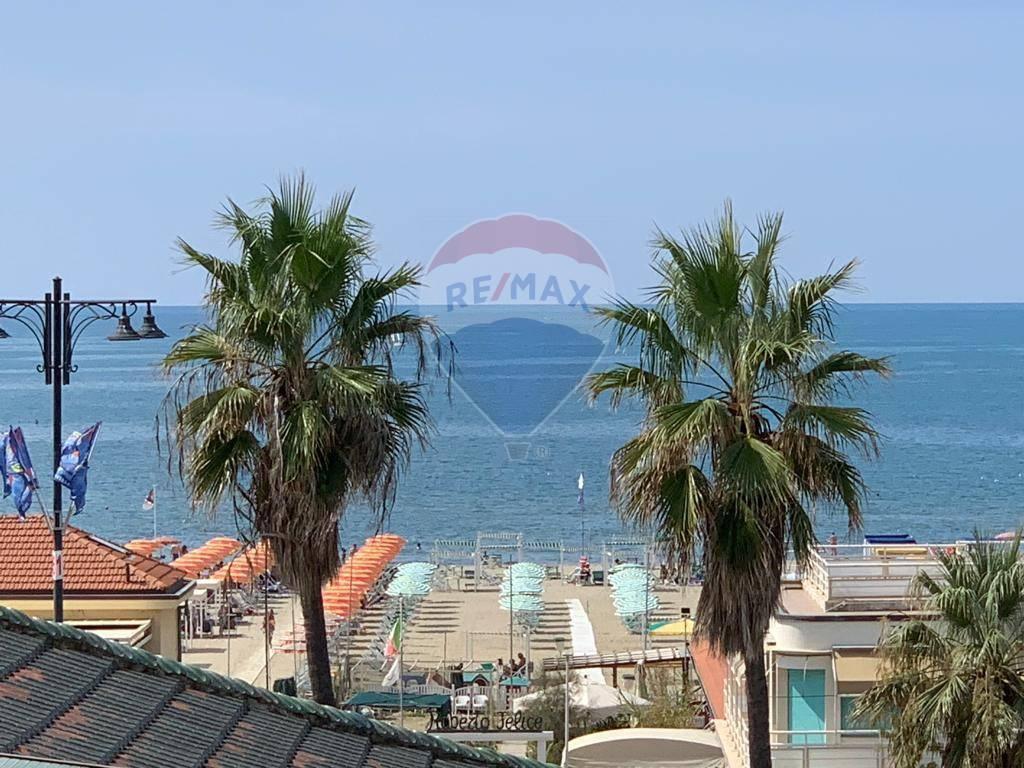 Rent Four rooms, Viareggio foto