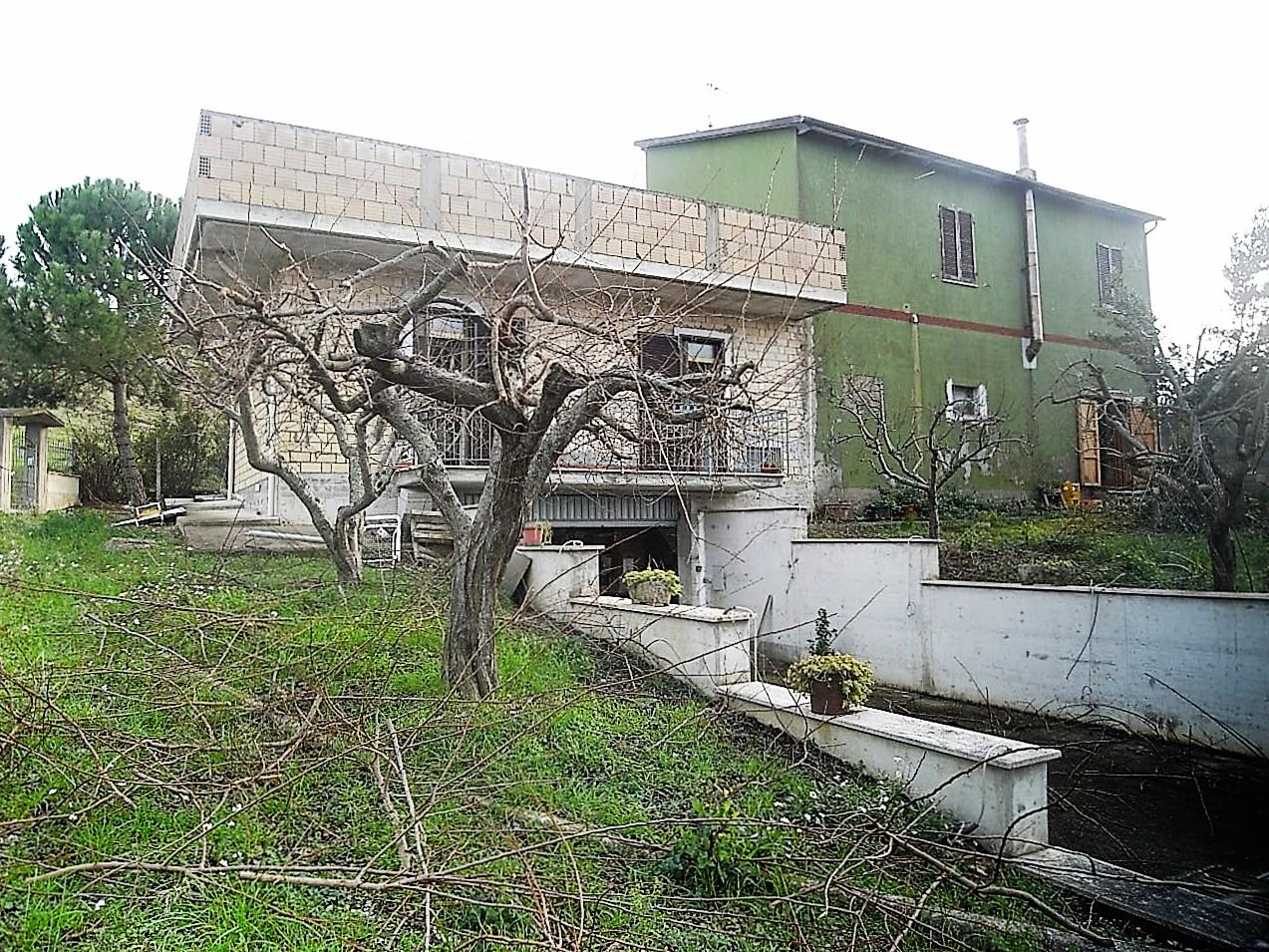 Vendita Rustico, Carassai foto